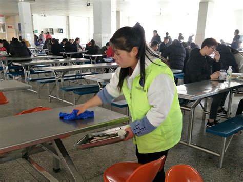 “学雷锋”志愿服务月系列活动之三——义务清扫食堂-滁州职业技术学院