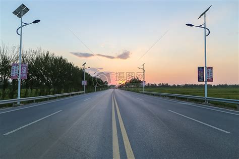 白天郊外空无一人的马路摄影图配图高清摄影大图-千库网