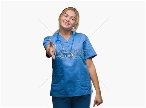 身穿外科制服的年轻天主教女医生在孤立的背景中微笑地亲吻握手高清图片下载-正版图片505666654-摄图网