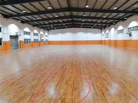 一个室内木地板篮球场多少钱