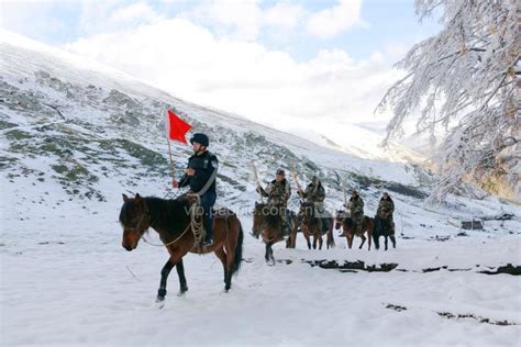 新疆富蕴：踏雪巡边保平安-人民图片网