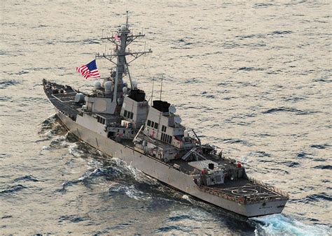 美军神盾舰在关岛附近发射导弹 击中一艘护卫舰