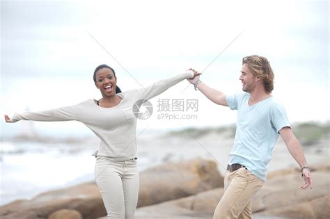 情侣在海滩上跳舞高清图片下载-正版图片501836804-摄图网