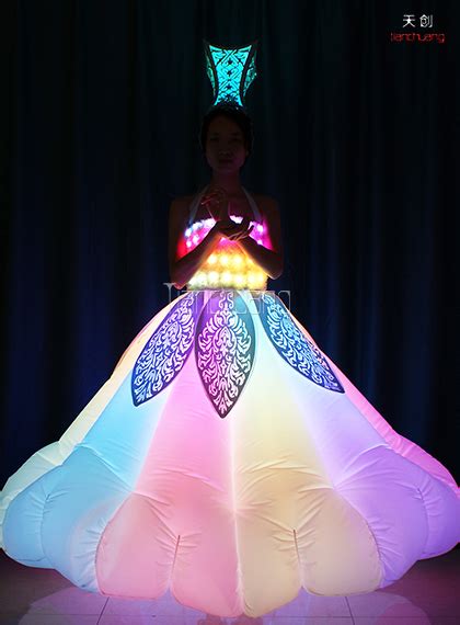 【图】展示会发光的衣服的图片 为你介绍这衣服是怎样制作的(3)_会发光的衣服_伊秀服饰网|yxlady.com