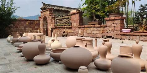 陶溪川陶瓷文化创意园在保留古窑和老厂房原有风格的基础上加入现代设