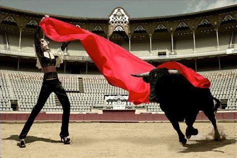 西班牙斗牛士图片-正在表演的西班牙斗牛士素材-高清图片-摄影照片-寻图免费打包下载