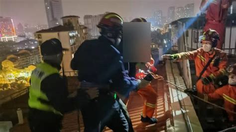 上海一女子与男友闹矛盾在天台危险区域徘徊，民警将人救下_关键帧_澎湃新闻-The Paper