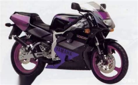 在黑桃汽车展示会的紫色雅马哈摩托车高清摄影大图-千库网
