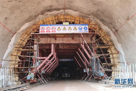 开屏新闻-全长1660米！云南弥蒙铁路首座Ⅰ级高风险隧道——开远隧道贯通