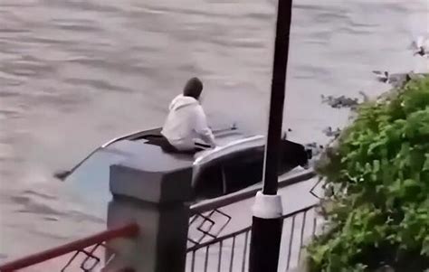 女子驾车坠河被困洪水中漂流，爬出天窗求救，当地：救上岸时已溺亡_杭州网