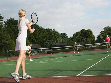 年轻人打网球高清图片下载-正版图片501462011-摄图网