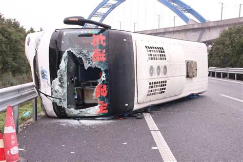 贵阳一公交车撞上高架桥桥墩，十余人被送医院 - 世相 - 新湖南