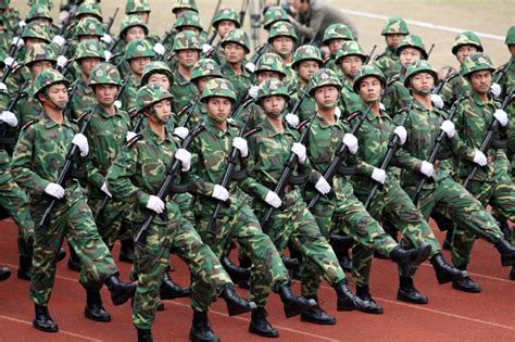 2009年10月1日，中华人民共和国成立60周年庆祝大会在北京举行。新中国六十年国庆阅兵，新武器、新装备、