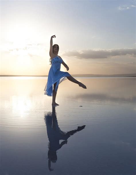 海边单脚站立跳舞的美女摄影图片 - 三原图库