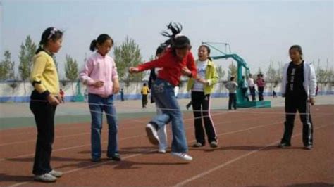 合肥市蜀麓幼儿园开展“民间游戏点亮童年”——跳皮筋活动