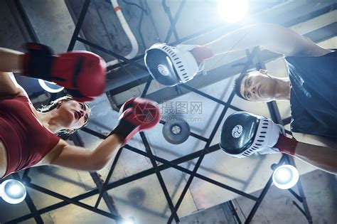 健身房活力男女拳击训练高清图片下载-正版图片501264186-摄图网