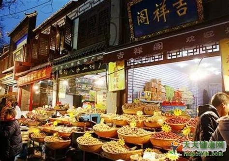 中国十大小吃街排行榜 重庆八一路相当热闹汇集全国美食 - 手工客