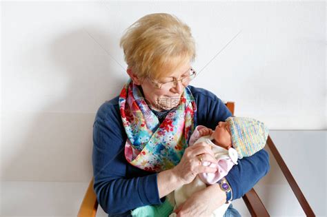 快乐的祖母在医院抱着刚出生的婴儿孙子骄傲的高级女人和可爱的小女孩家庭高清图片下载-正版图片505138432-摄图网