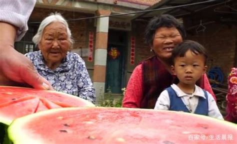 最幸福的炫耀！山东成武县92岁奶奶骑三轮带30岁孙子兜风_中国发展网
