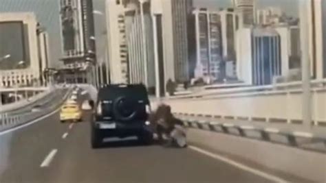 重庆警方通报“越野车撞倒摩托车后扬长而去”：司机被刑拘_凤凰网视频_凤凰网