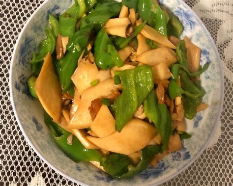 【青椒海鲜菇炒肉的做法步骤图，怎么做好吃】PILE_下厨房