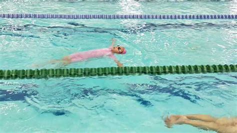 游泳的技巧与方法，水中自救， 自由泳和仰漂_腾讯视频
