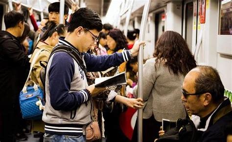 广州地铁俩熊孩子座位上打闹还往座位吐口水 地铁：可以联系地铁人员去处理_手机新浪网
