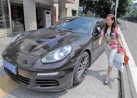 开豪车的女生壁纸图片