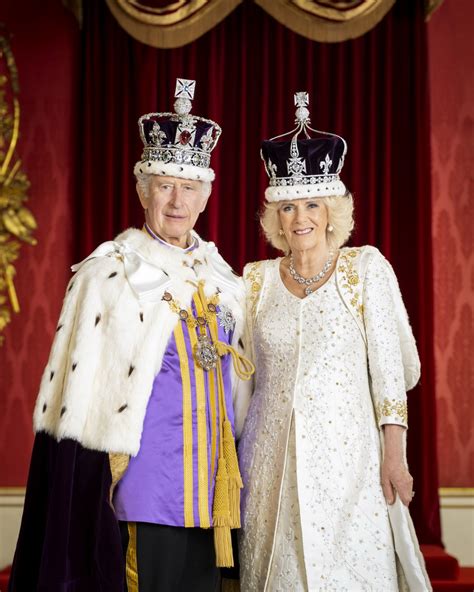 英王室「第一犬」改朝换代，卡米拉加冕礼服藏「2爱犬细节」|卡米拉|礼服|王室_新浪新闻