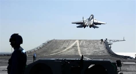 美军再公布F-35C舰载机航母起降靓照