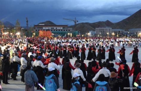 藏区人民在日喀则珠峰文化旅游创意产业园区象湖广场上载歌载舞|ZZXXO