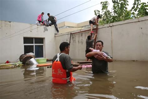 河南救人民警回忆被水冲走失联10小时：被洪水冲走3公里，自救后在围墙上坐了一夜_新浪新闻