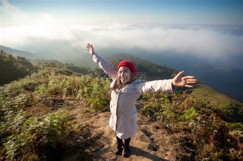女日出安静的站在悬崖边年轻女子俯视山上雾泰国高清图片下载-正版图片307896055-摄图网