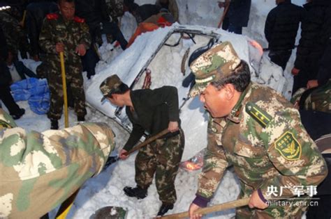 西藏雪崩17名群众被困 边防官兵连夜紧急救援 藏地阳光新闻网