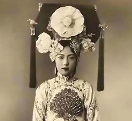 宣统皇帝爱新觉罗.溥仪1912年颁发的退位诏书.......|皇帝|诏书|退位_新浪新闻