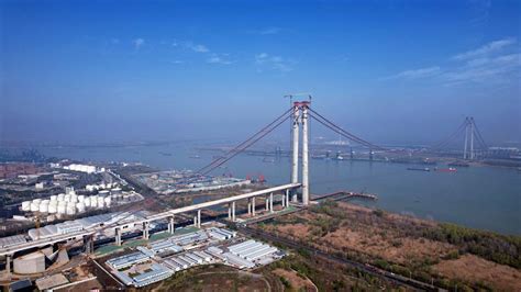 从远处极目眺望仙鹤造型的如皋长江大桥，一幅饱含江水情、引歌到碧霄的意境，令人陶醉。