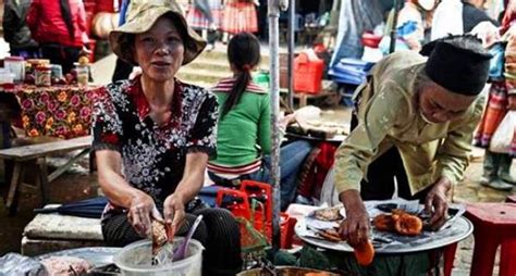 中越边境，许多越南美女摆摊，卖得商品却让中国男性很尴尬__凤凰网