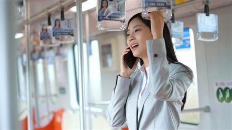 4k在地铁上打电话办公的商务女性mp4格式视频下载_正版视频编号96666-摄图网