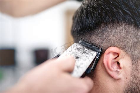 男理发师为客户打造时尚发型高清图片下载-正版图片506516984-摄图网