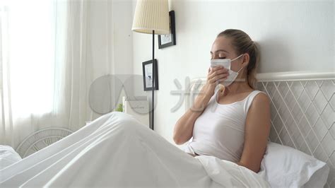一个咳嗽的女人在家里带着口罩躺在床上_3840X2160_高清视频素材下载(编号:5802424)_实拍视频_光厂(VJ师网) www ...