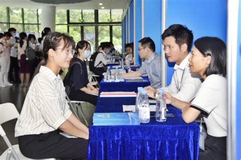 广西投资集团在南宁举行现场招聘会 提供300多个就业岗位_手机新浪网
