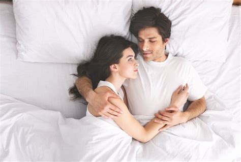 10种夫妻常见的睡觉姿势，采用第8种的夫妻感情最好！_手机凤凰网