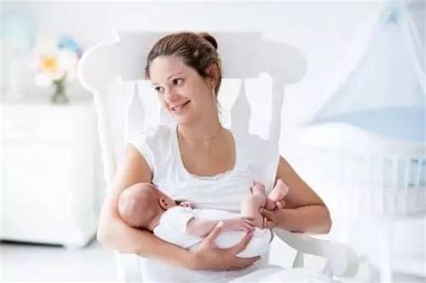 各月龄宝宝的奶量标准 奶瓶喂奶的正确姿势 _八宝网