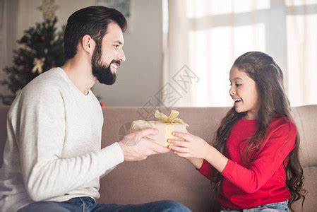 父亲在家中圣诞树旁边拥抱女儿高清图片下载-正版图片502686422-摄图网