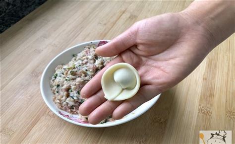 【简单的包饺子手法的做法步骤图，怎么做好吃】muamuamumumu_下厨房