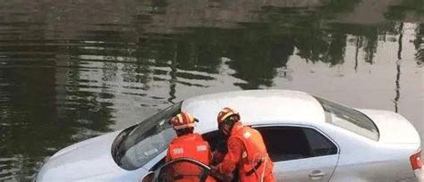 女子连人带车跌入水坑，众路人出手相救！这位好心大哥的动作亮了_ 视频中国