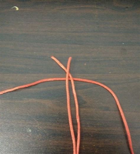 玉佩绳子尾部打结方法图大全 将要打结的两根绳子放到一起另