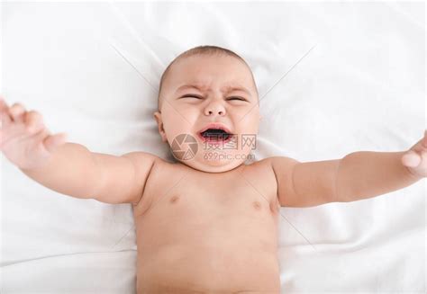 新生儿哭泣的婴儿肖像小孩在床上尖高清图片下载-正版图片505789142-摄图网