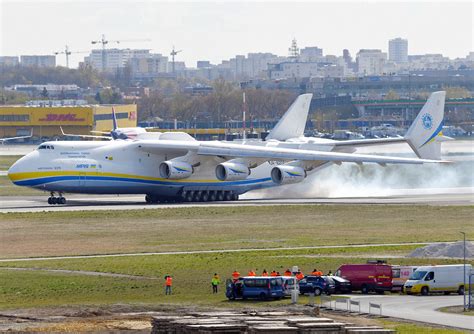 世界最大飞机安225满载中国医疗物资飞抵波兰_运输机