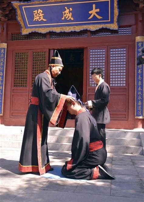 依照明制“冠礼”仪程，一大学生在长春文庙举办成人礼 - 儒家网